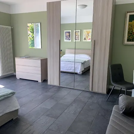 Casa Verde, Dongo, Di بيت للعطل