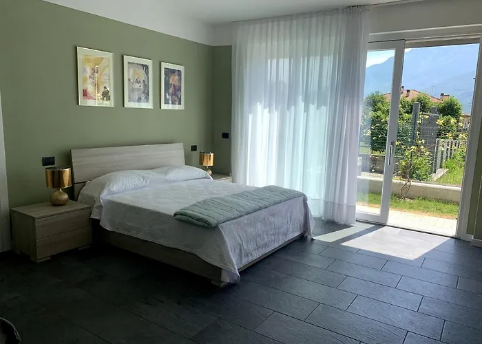 Casa Verde, Dongo, Di Ferienhaus