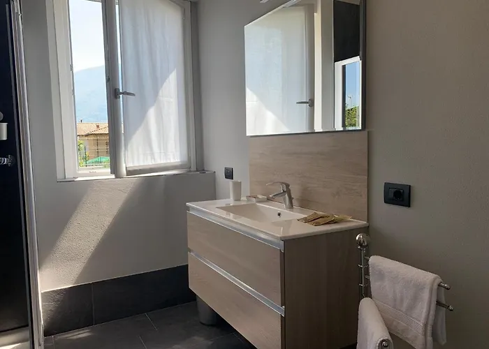 Casa Verde, Dongo, Di *