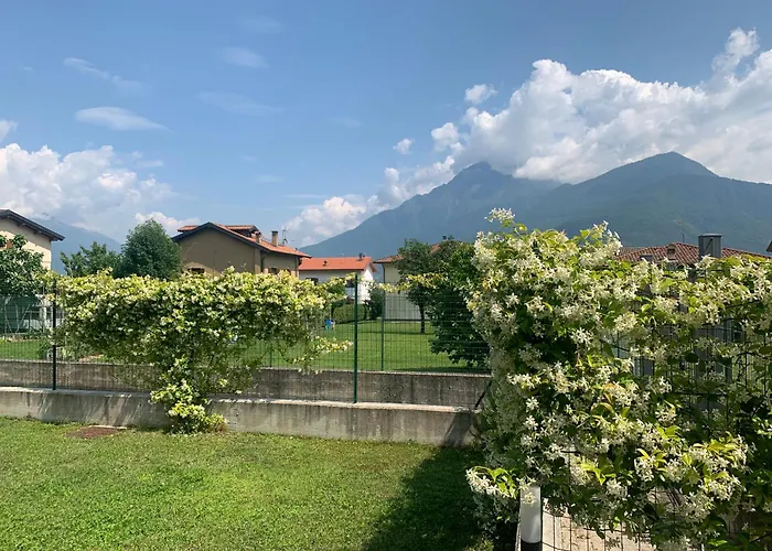 Casa Verde, Dongo, Di 別荘 *